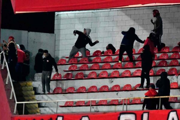 Independiente recibió a Universidad de Chile por la vuelta de los octavos de final de la Conmebol sudamericana 2025 y en el comienzo del segundo tiempo, cuando el partido estaba 1-1 (con un global de 1 a 2 en la serie) se detuvo el encuentro por los incidentes entre las hinchadas.Apenas habían transcurrido tres minutos del complemento y el partido no se pudo reanudar.